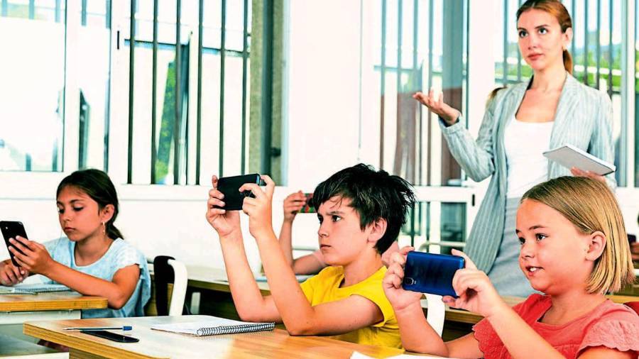 Colegios privados ya aplican reglas internas para restringir el uso de celulares durante las clases, según señaló la Unión Nacional de Colegios Particulares.