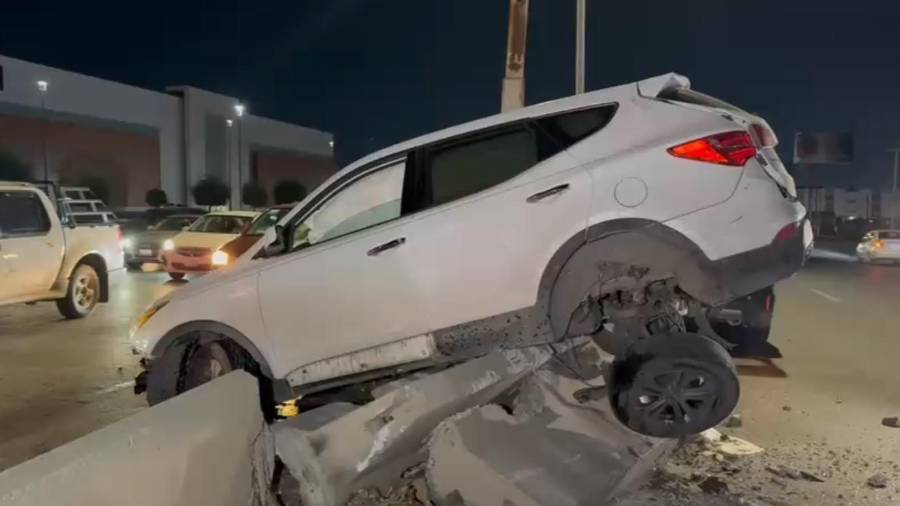 La Hyundai Tucson terminó montada sobre las ballenas de concreto después de brincar el camellón central.