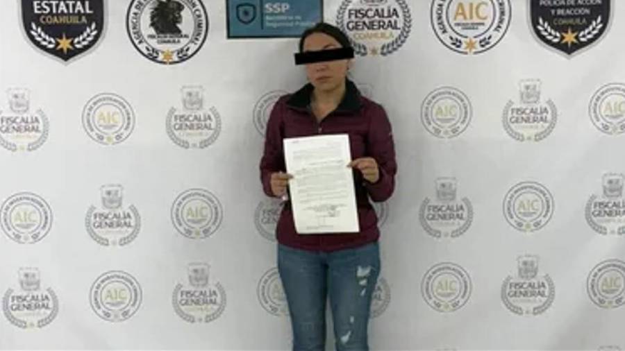 Durante la audiencia inicial, el juez determinó la situación jurídica de la imputada y estableció el desarrollo del proceso penal dentro de la causa 1128/2026, en la que se le atribuye la presunta captación de recursos económicos.