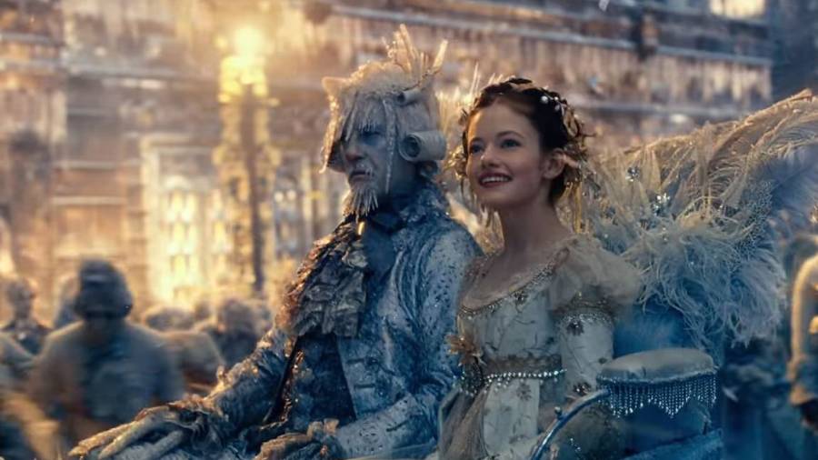 Esta cinta intenta crear un entorno mágico-divertido, pero los personajes realmente parecen pedazos de plástico...