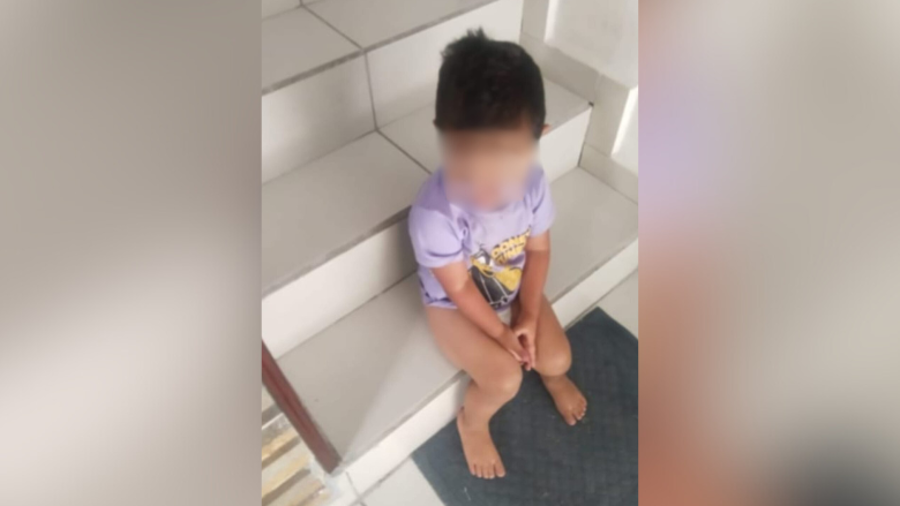 Vecinos de la colonia Prados de San José auxiliaron al pequeño al verlo solo en la calle.