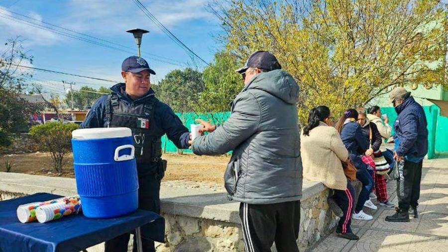 Se sugiere abrigarse con varias capas de ropa, protegiendo especialmente a niños, niñas y adultos mayores