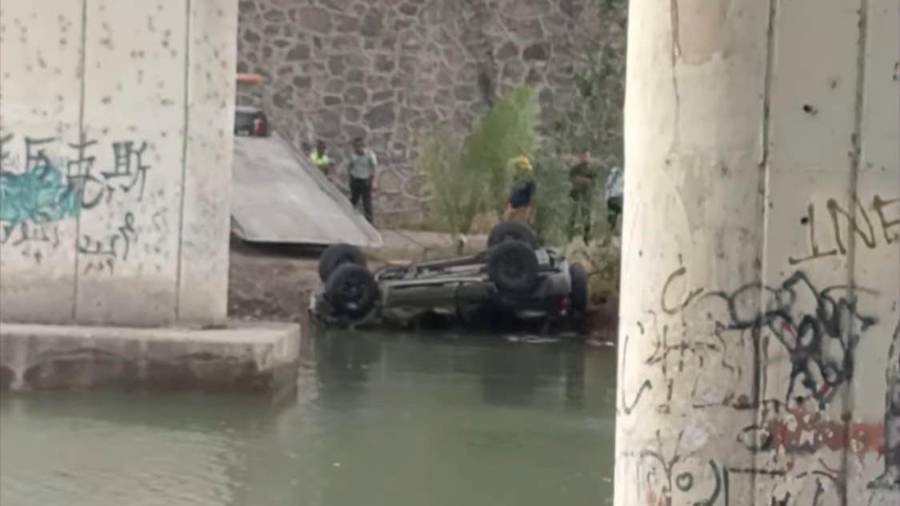 Una Jeep Liberty cayó al río Sabinas después de impactarse contra la barrera del puente Los Gemelos.