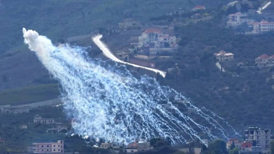 Han surgido más vídeos que supuestamente muestran municiones de fósforo blanco explotando sobre el sur del Líbano.