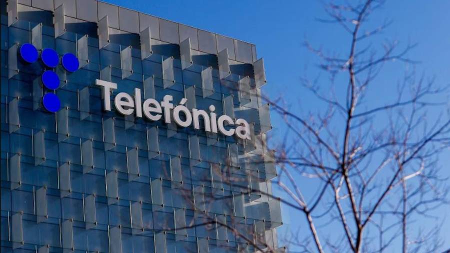 La compañía española Telefónica, dueña de la telefonía Movistar, anunció su salida de Hispanoamérica, concretamente de México, Chile y Venezuela.
