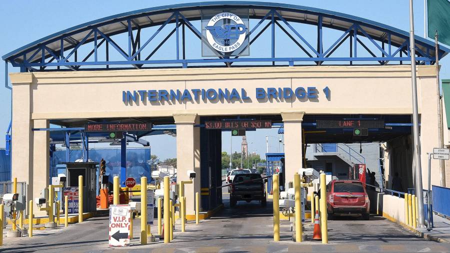 Una mujer identificada como Isabel García denunció la extenuante revisión a la que fue sometida al intentar ingresar a Eagle Pass, en donde además le cancelaron su visa estatounidense.