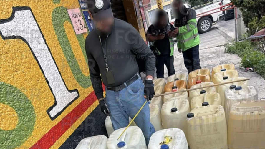 La Fiscalía General de la República aseguró aproximadamente 2 mil 250 litros de hidrocarburo durante un cateo en un inmueble de la alcaldía Gustavo A. Madero.