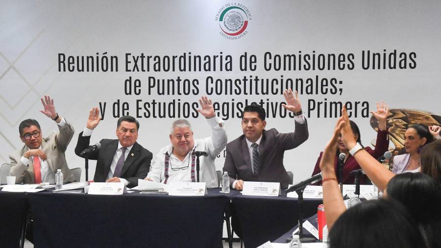 Tras una rápida aprobación en San Lázaro, las Comisiones del Senado respaldaron por mayoría de votos posponer la histórica elección de jueces y magistrados hasta 2028.
