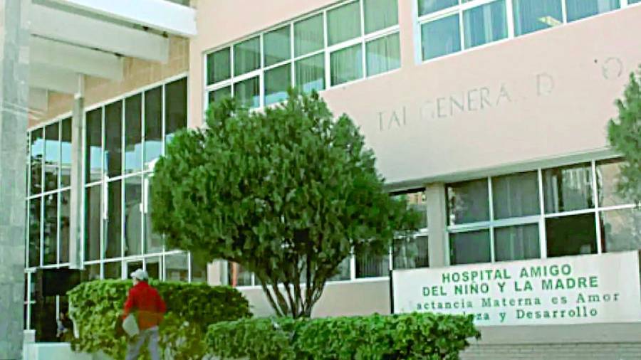 Personal médico atendió a la menor por quemaduras de primer y segundo grado, luego de su ingreso al Hospital General de Zona número 11.