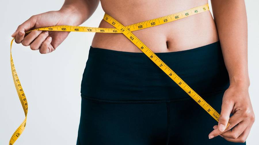 Especialistas recomiendan metas realistas, como perder un kilo al mes, para evitar riesgos a la salud.