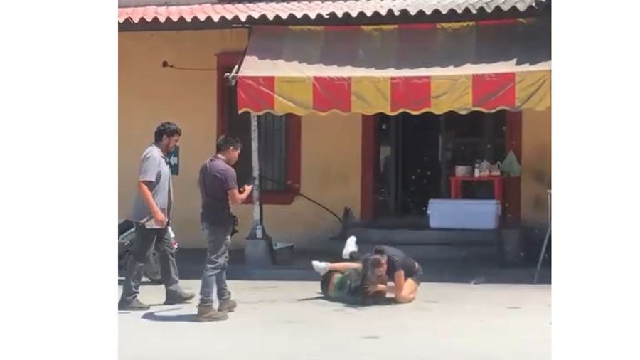 La discusión escaló hasta llegar a los golpes frente al establecimiento.