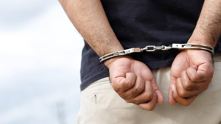 Dos cateos simultáneos en Gustavo A. Madero e Iztapalapa derivaron en la detención de cinco personas, entre el presunto dirigente.