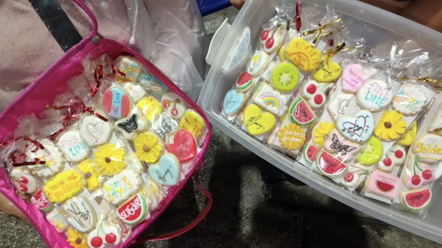 Una emprendedora y su abuelita viajaron desde Celaya hasta la Ciudad de México para vender galletas decoradas con referencias a Harry Styles.