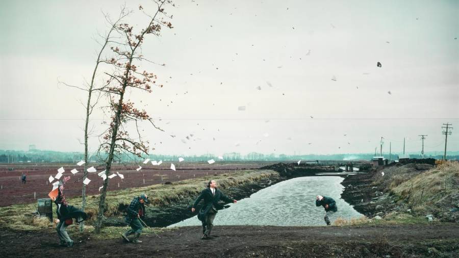 Aporte. La reinterpretación que Jeff Wall hizo de una célebre estampa de Hokusai demuestra que detrás de una imagen aparentemente espontánea puede existir un complejo proceso de creación.