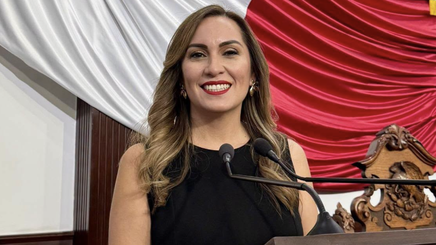La diputada Magaly Hernández pidió a la Secretaría de Educación de Coahuila establecer criterios claros para que maestros y directivos apliquen las restricciones al uso de celulares en las aulas.