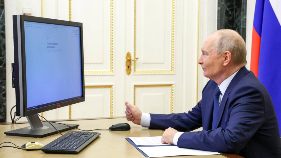 El presidente ruso, Vladímir Putin, vota en línea durante las elecciones a la novena Duma Estatal de Rusia,la cámara baja del parlamento, en el Kremlin de Moscú, Rusia.