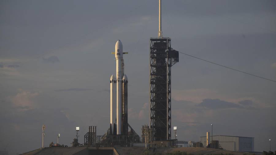 Etelescopio espacial Nancy Grace Roman , encapsulado en una cofia protectora de carga útil en la cima de un cohete Falcon Heavy de SpaceX en el Complejo de Lanzamiento 39A del Centro Espacial Kennedy.