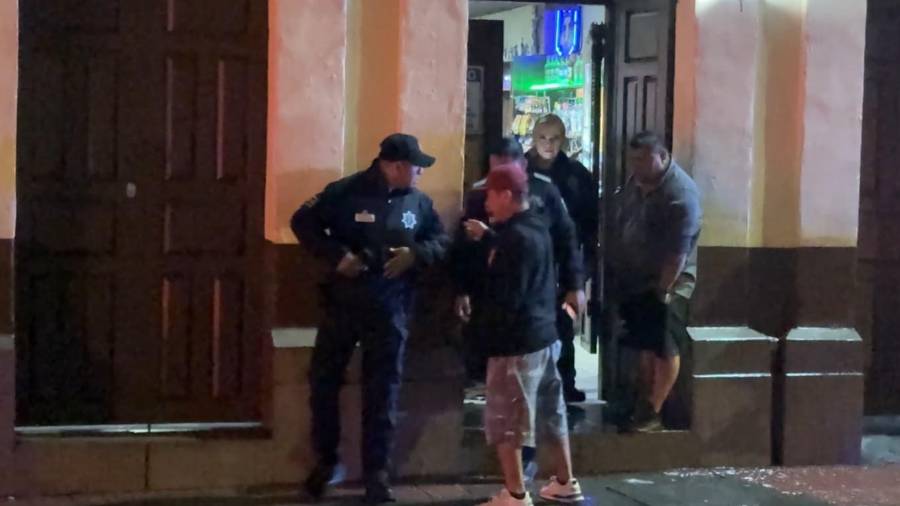 Elementos de la Policía Municipal en la entrada del bar Concordia, durante las indagatorias por la agresión de un joven la madrugada de este sábado.