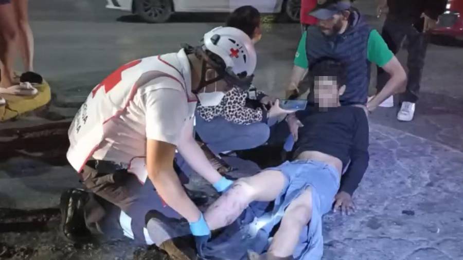 El limpiavidrios fue trasladado al Hospital General con una probable fractura en la pierna derecha.