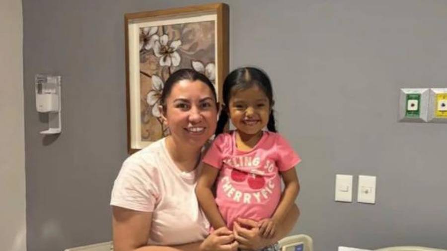 Yoana, acompañada por su tía Ana, quien le donó un segmento de hígado para el trasplante que recibió en mayo pasado.