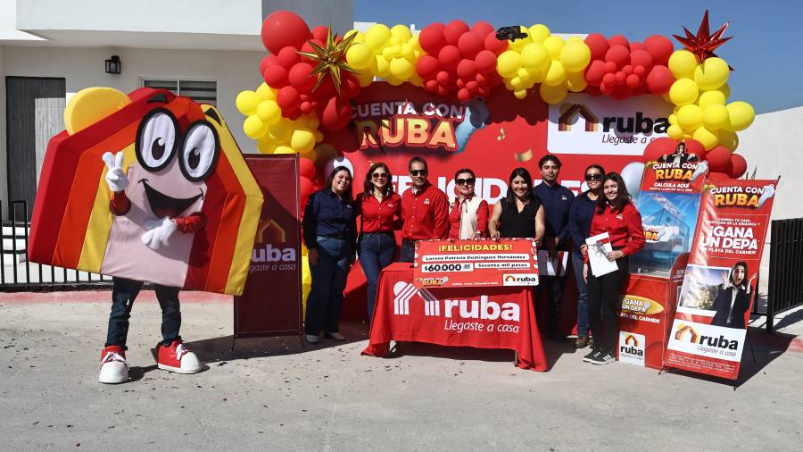 Representantes de Ruba Saltillo durante el cierre de la campaña “Cuenta con Ruba”, donde se entregaron incentivos nacionales para celebrar el 45 aniversario de la firma. FOTOS: HÉCTOR GARCÍA