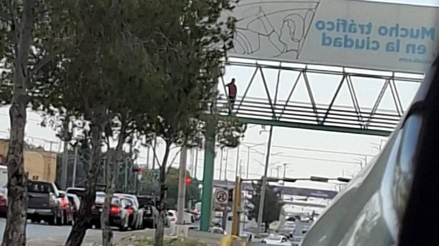 El hombre estaba en el puente pensando en quitarse la vida