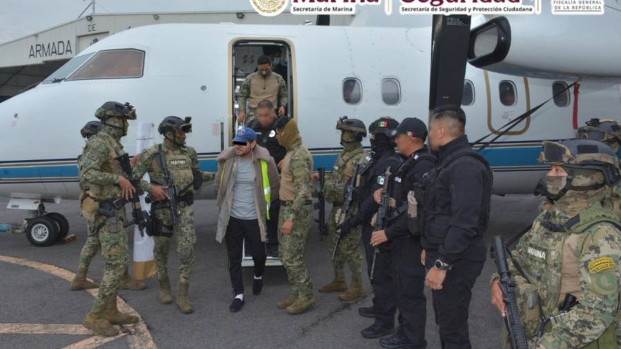 Tras ser detenido en Zapopan, Jalisco, elementos de la Marina y de la FGR lo llevaron vía aérea al Aeropuerto Internacional de Toluca.