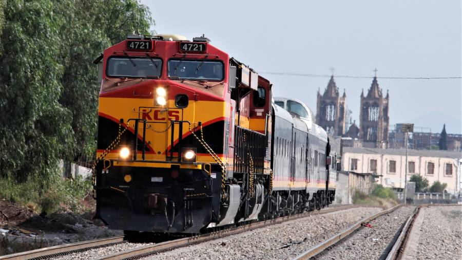 La obra ferroviaria conectará Derramadero con Santa Catarina, generando miles de empleos.