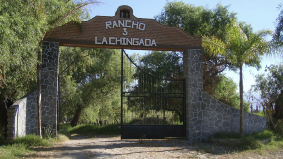 La finca que según AMLO, fue un regalo, herencia de sus padres, se ubica a unos minutos de Pakalná, un suburbio en la ciudad de Palenque, Chiapas. Se trata de un espacio con una extensión de 13 mil 341 metros cuadrados