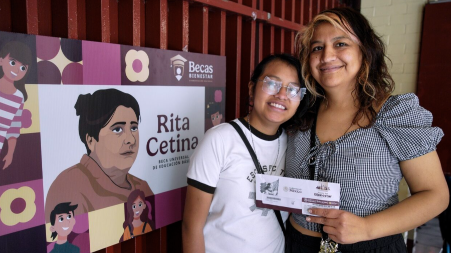 La entrega de tarjetas de la Beca Rita Cetina ya comenzó en escuelas públicas del país.