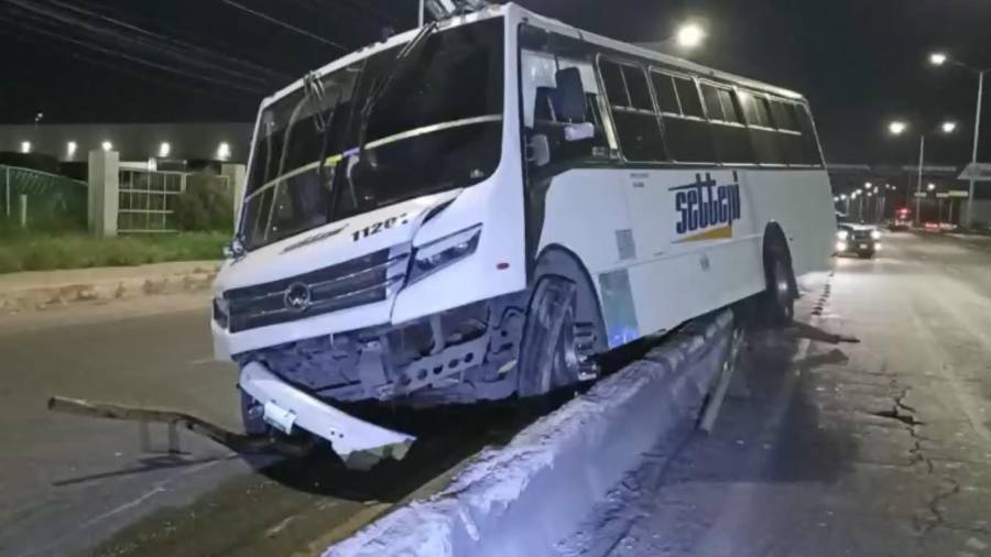 El fuerte impacto desprendió parte de las estructuras de acero que resguardan el puente vehicular.