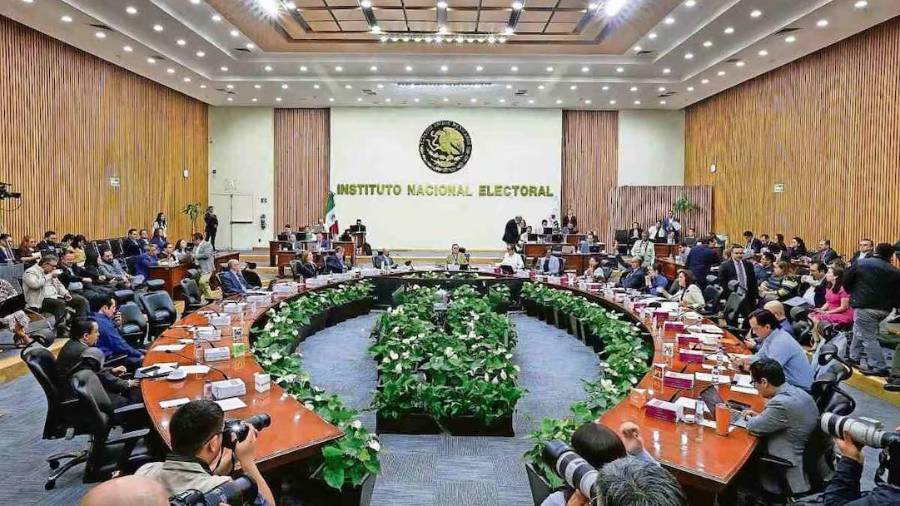 La autoridad electoral indicó que, por unanimidad, en ambos casos se resolvió que no procede ordenar el retiro de los materiales.