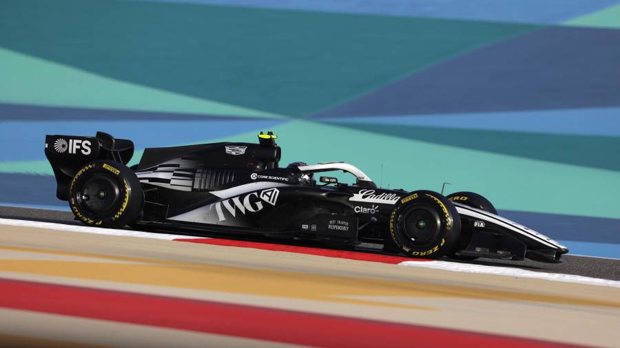 Sergio Pérez trabaja en la puesta a punto del monoplaza de Cadillac durante el segundo día de pruebas de pretemporada en Bahréin rumbo al arranque de la Fórmula 1 2026.