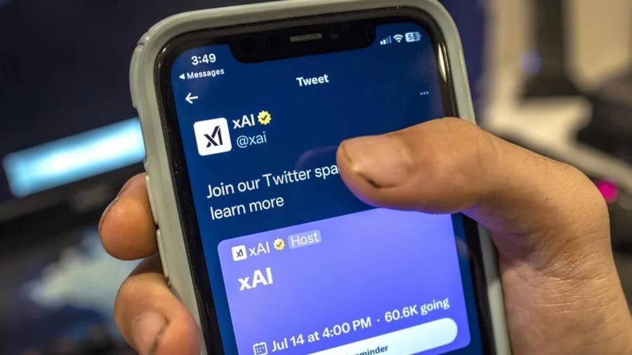 Una persona sosteniendo un celular con la aplicación xAI en Miami.