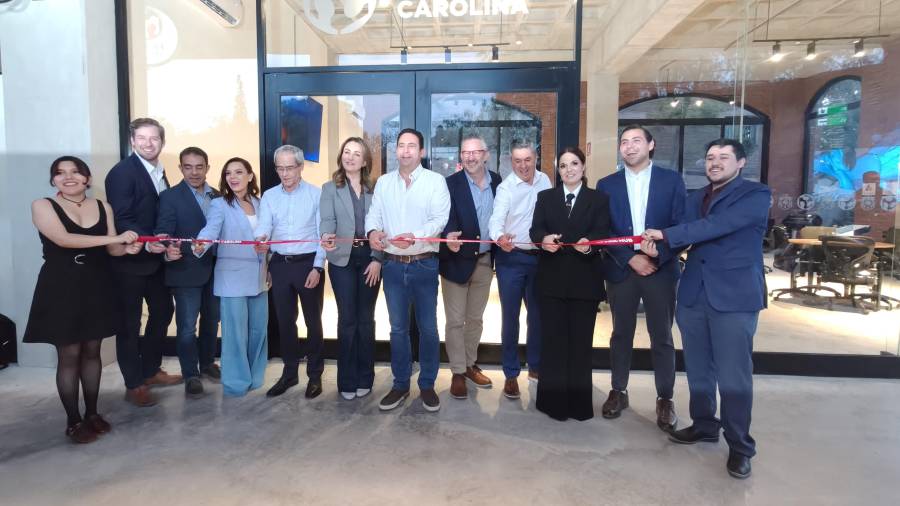Autoridades y líderes del sector empresarial celebran la apertura del nuevo nodo de innovación tecnológica. FOTO: HOMERO SÁNCHEZ
