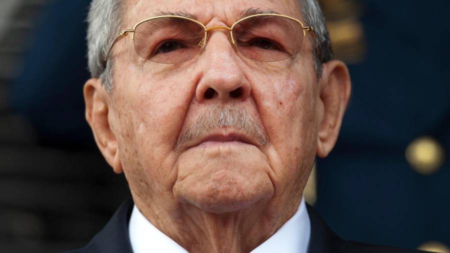 El presidente de Cuba, Raúl Castro, escucha los himnos nacionales de Cuba y Venezuela durante su ceremonia de bienvenida en el palacio presidencial de Miraflores, el 17 de marzo de 2015, en Caracas.