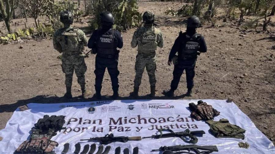 También se aseguraron cuatro chalecos balísticos, dos cascos, equipo y vestimenta táctica,