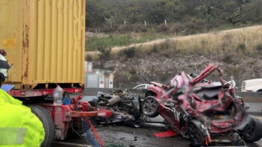 Un choque múltiple en la autopista México-Querétaro dejó una persona sin vida y siete lesionadas.