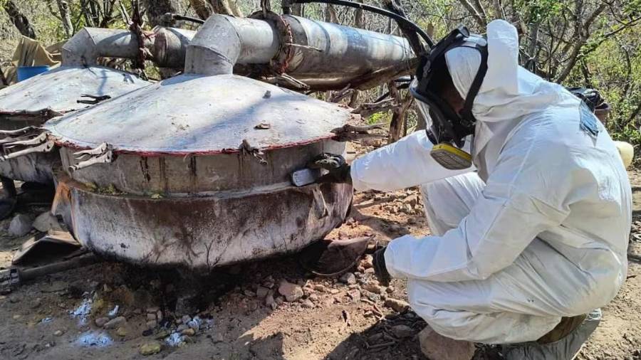 Vigilancia aérea y terrestre llevó a la Marina y la FGR a ubicar una instalación clandestina con insumos y equipo para fabricar droga sintética en una comunidad de Cosalá.