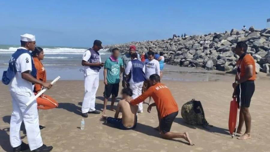 Rescate en Semana Santa: Semar auxilia a dos adultos con dificultad para salir del mar en Matamoros