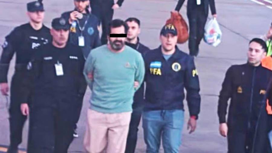 Fernando Farías Laguna llegó a México en un avión militar de la Armada tras ser expulsado de Argentina y será internado en el penal del Altiplano.