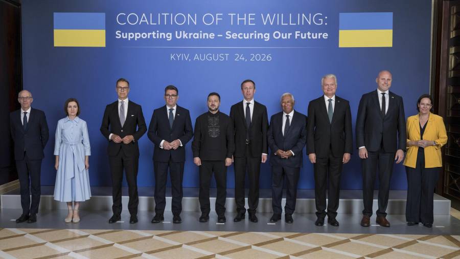 Líderes de países europeos y el presidente de Ucrania, Volodímir Zelenski, en la cumbre de la Coalición de los Voluntarios en Kiev, Ucrania.