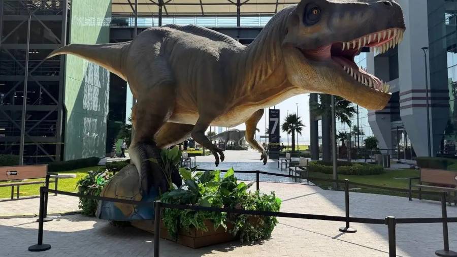 Cuatro réplicas de dinosaurios reciben a los visitantes del AIFA con una muestra del Museo del Desierto de Coahuila.