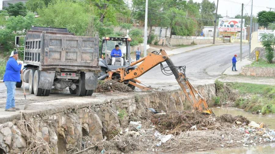 Cuadrillas municipales intensificaron las labores de limpieza en arroyos de Acuña tras las recientes lluvias, con el objetivo de evitar obstrucciones que puedan derivar en inundaciones durante la temporada.