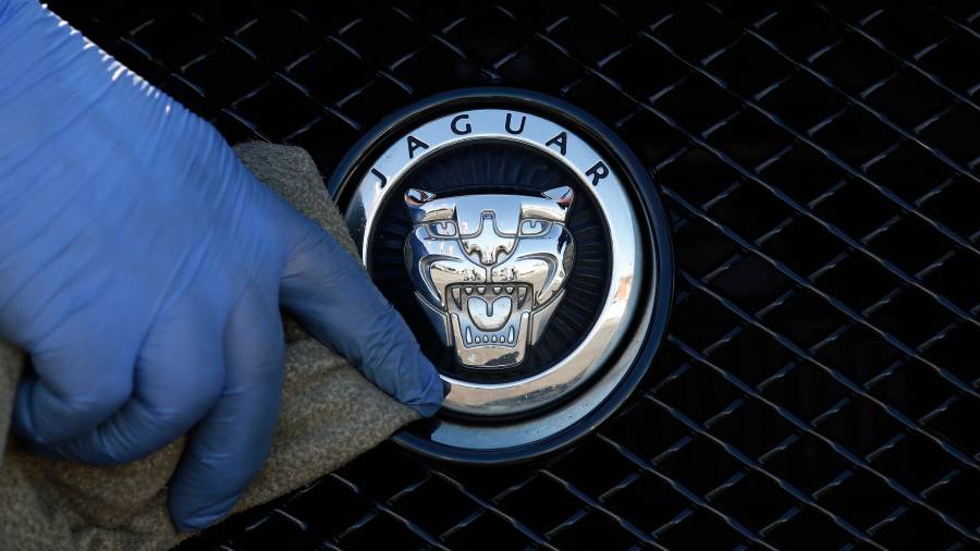 Jaguar Land Rover ha sido una filial propiedad de Tata Motors desde 2008, cuando esta última compañía se la compró a Ford.[