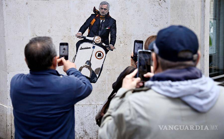 $!Pintan un muro en Roma con Mourinho a bordo de un vespa con bufanda romanista