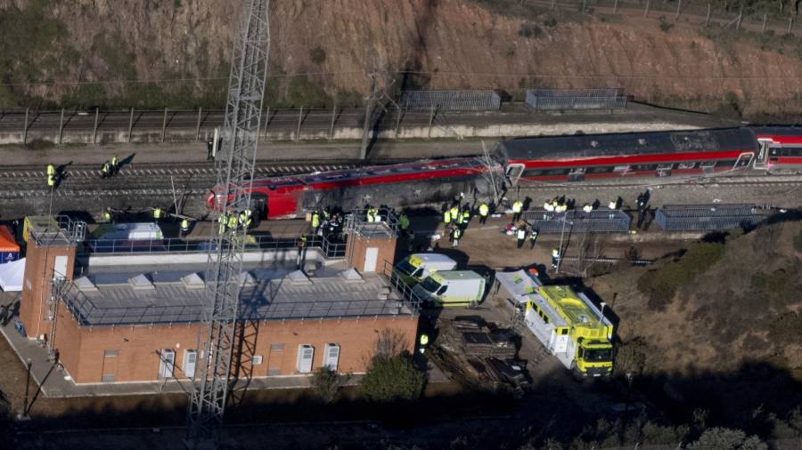 Vista aérea este lunes de los trenes accidentados ayer domingo cerca de Adamuz, Córdoba. Al menos 39 personas han fallecido en el accidente de trenes.