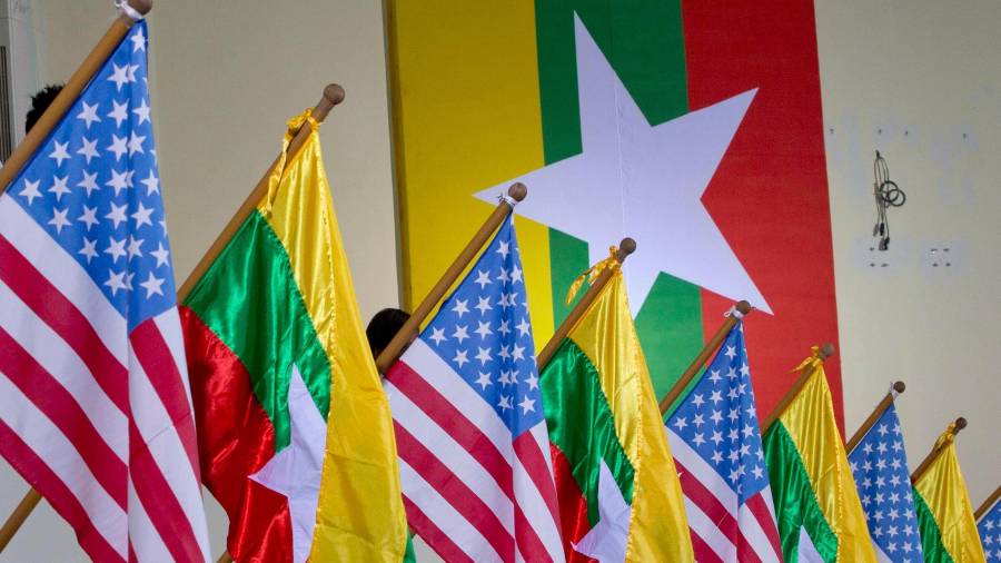 Banderas de Myanmar y Estados Unidos en la Universidad de Yangón, en Yangón, Myanmar. Adam Castillo expresidente de la Cámara de Comercio Estadounidense fue detenido a su regreso a Yangon.