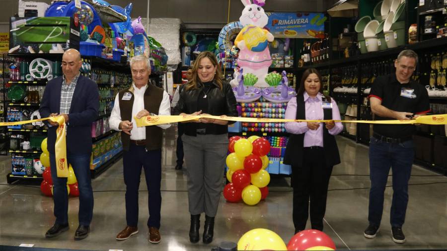 El presidente y director general de H-E-B México, Fernando Martínez, encabezó el corte de listón que marca el arranque oficial de Mi Tienda del Ahorro Colosio en Saltillo. FOTOS: FRANCISCO MUÑIZ