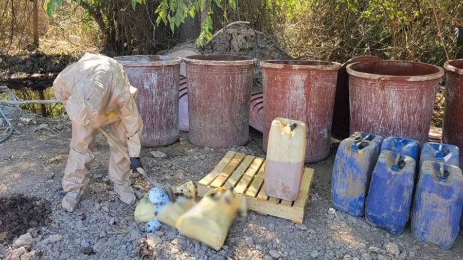 Ejército y Guardia Nacional aseguraron sustancias para metanfetamina valuadas en 54 millones en Culiacán.